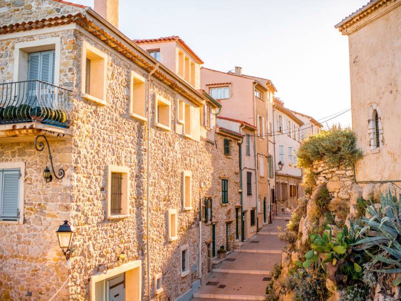 Les rénovations à réaliser cet hiver 2024 dans votre maison en pierre ou villa au Lavandou dans le Var