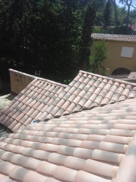 Rénovation complète d'une toiture de 120 m² à Hyères clé en main entre 70 000 et 75 000 € avec installation de tuiles plates